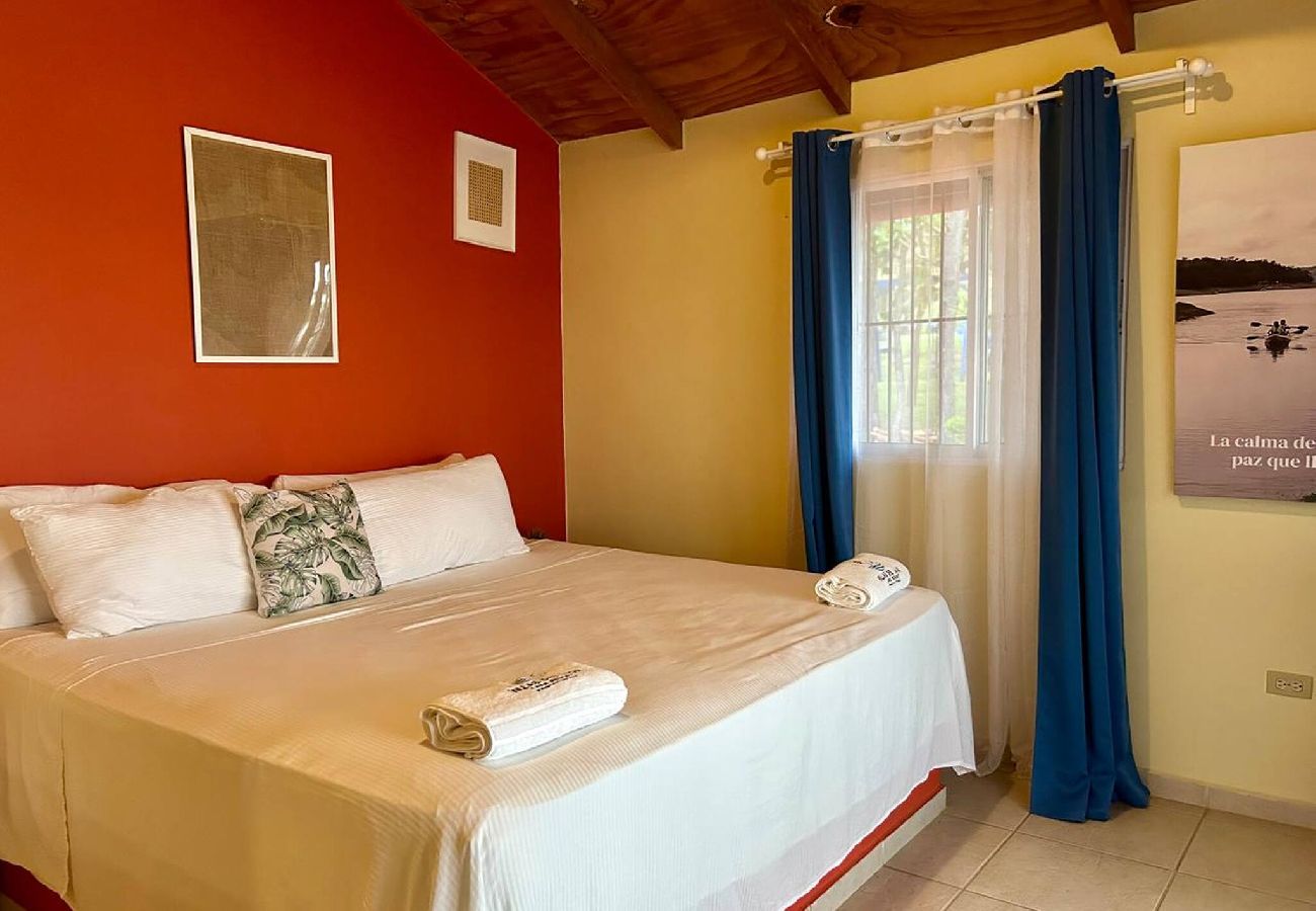 Rent by room in El Caimito - Villas Del Lago Resort – King Room | Upper Floor
