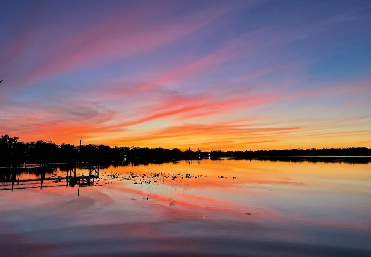 House in Polk City - Lakefront Home 5 Min to Downtown. Best Sunsets!