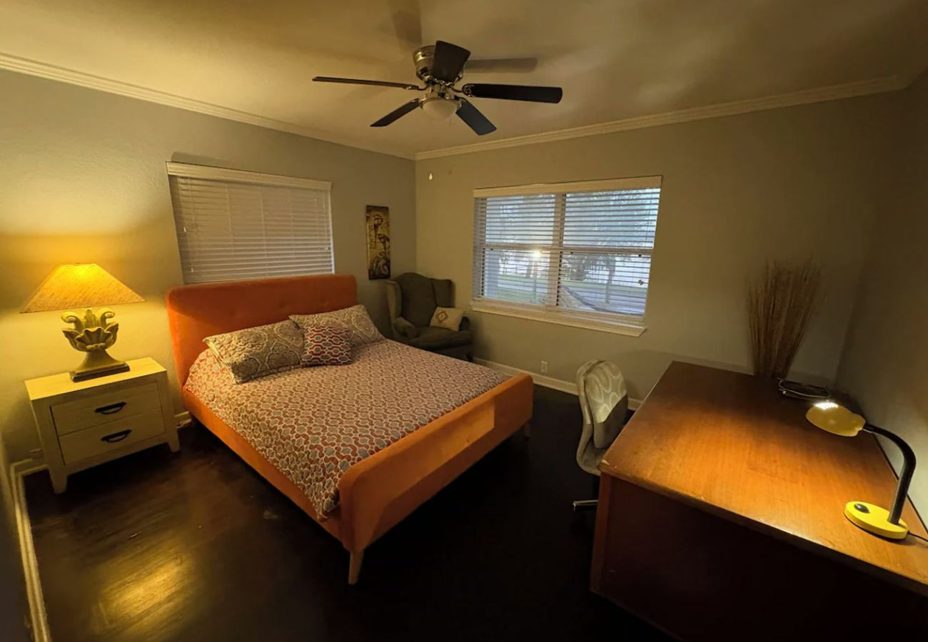 House in Polk City - Lakefront Home 5 Min to Downtown. Best Sunsets!