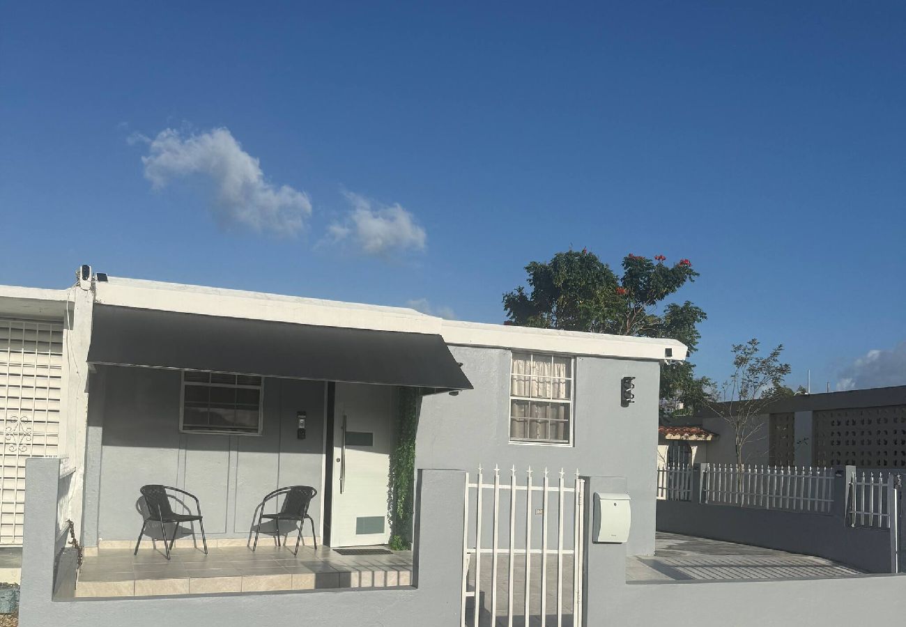 House in Carolina - Modern & Cozy Home2 Mins to Airport and car rental 