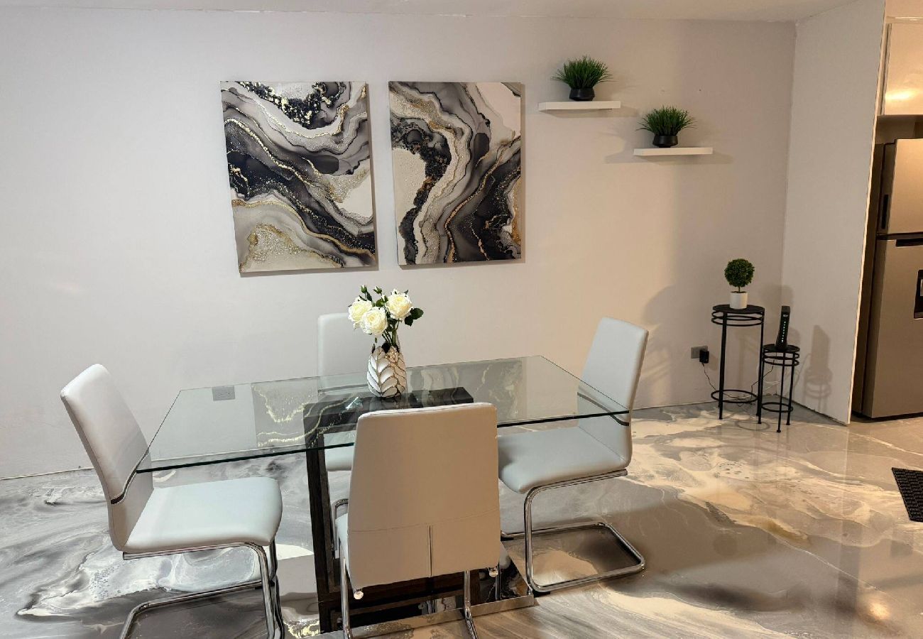 House in Carolina - Modern & Cozy Home2 Mins to Airport and car rental 