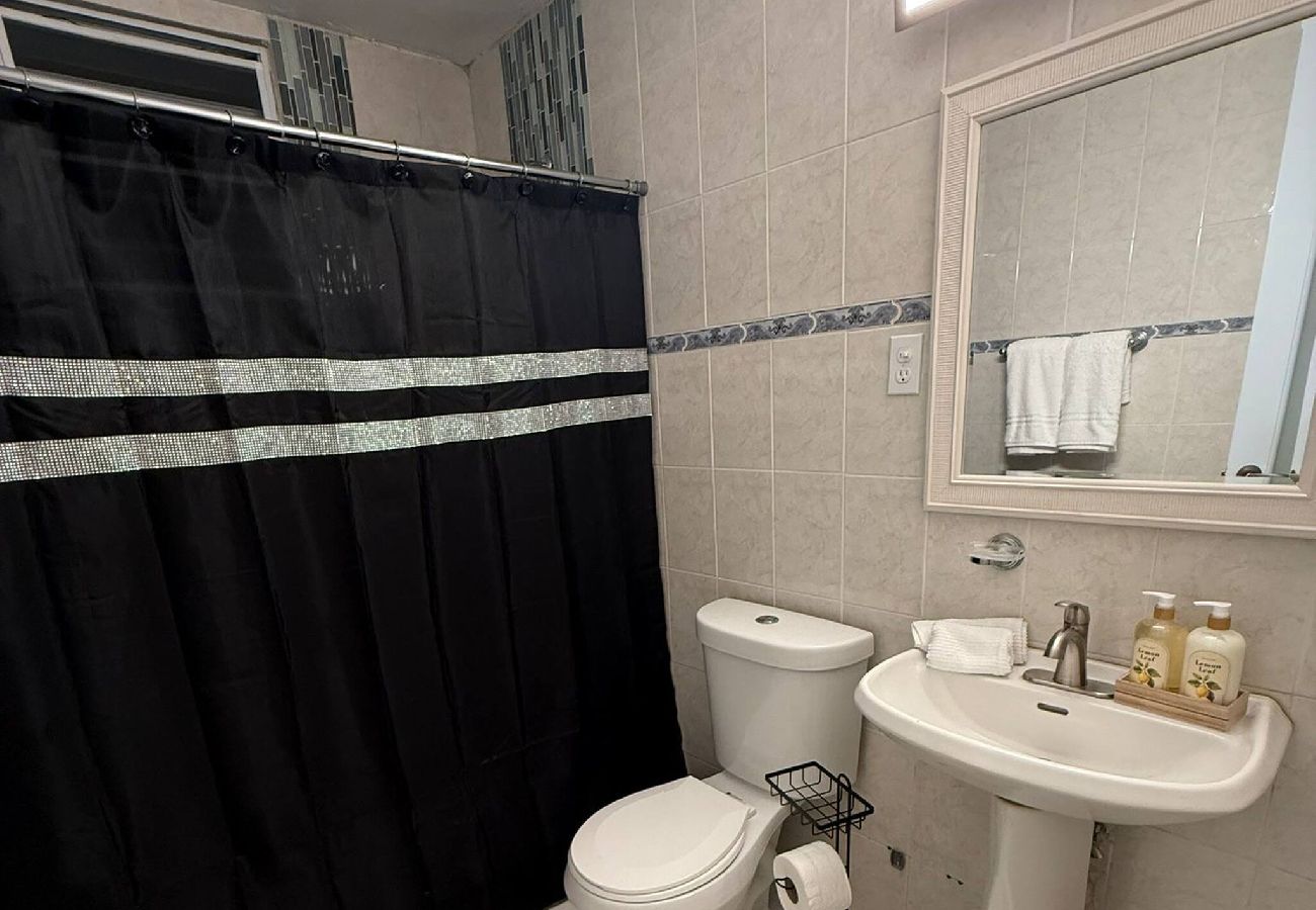 House in Carolina - Modern & Cozy Home2 Mins to Airport and car rental 