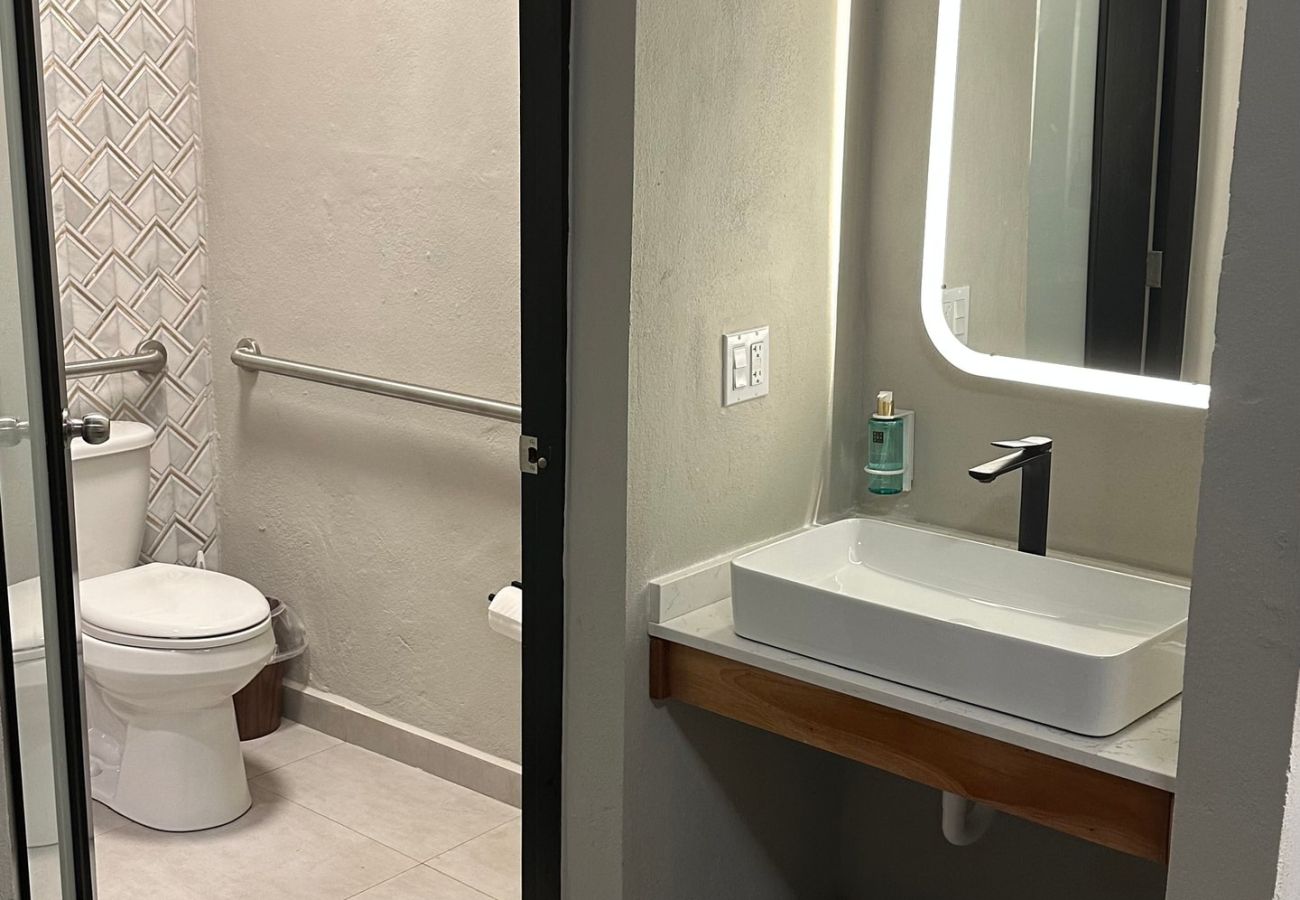 Rent by room in San Juan - The Oliver, Queen Interior Room, Old San Juan