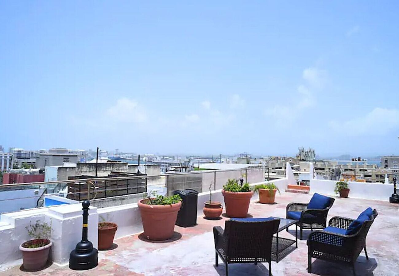 Rent by room in San Juan - El Colonial, Juliette Balconette Queen, Old San Juan