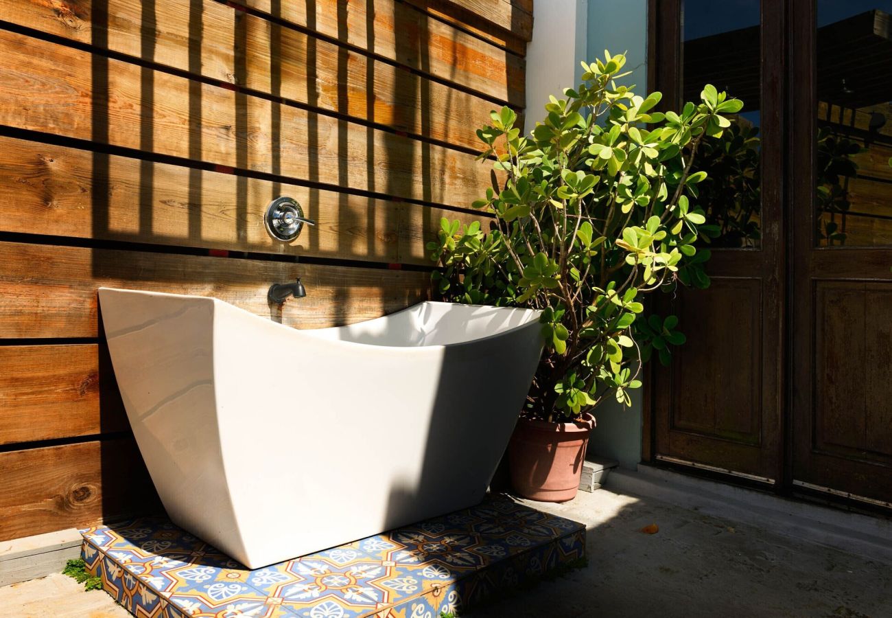 Rent by room in San Juan - El Colonial, Juliette Balconette Queen, Old San Juan